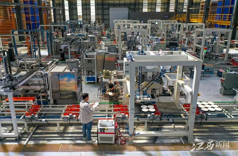 湘東 智能制造推進(jìn)陶瓷產(chǎn)業(yè)轉(zhuǎn)型升級(jí)